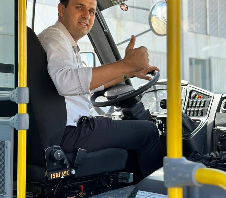 Prefeito Aldo Andrade recebe mais um novo ônibus escolar para o município de Bernardino Batista